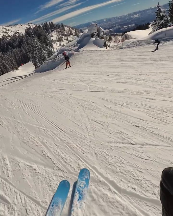 Sonnige Piste mit Bergpanorama, Blick aus Brusthöhe